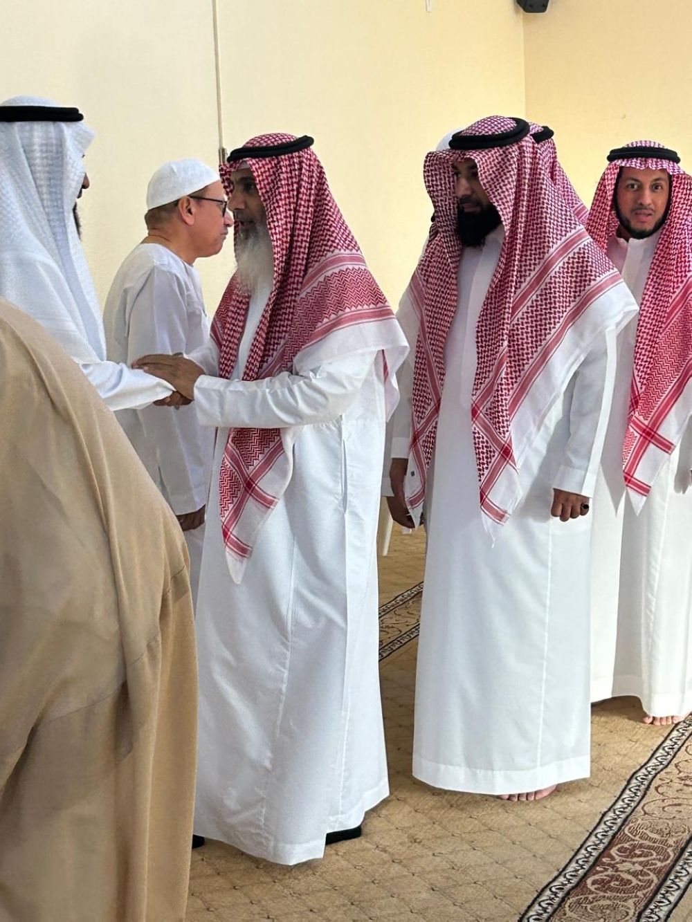 المواطنون يتبادلون التهاني بالعيد وسط أجواء مبهجة