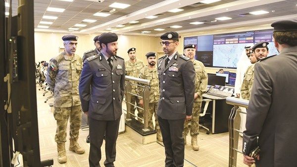 قائد عام شرطة أبوظبي يهنئ المناوبين بعيد الفطر السعيد