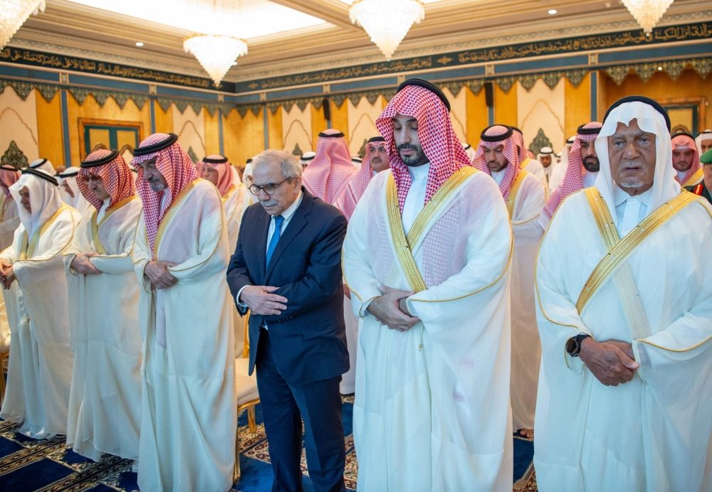 ولي العهد يؤدي صلاة عيد الفطر مع جموع المصلين في المسجد الحرام