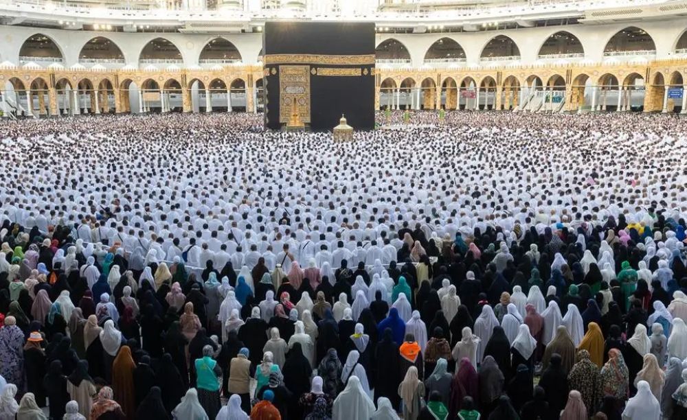 صلاة العيد بالحرمين.. السديس إمامًا للمكي والبعيجان للمدني