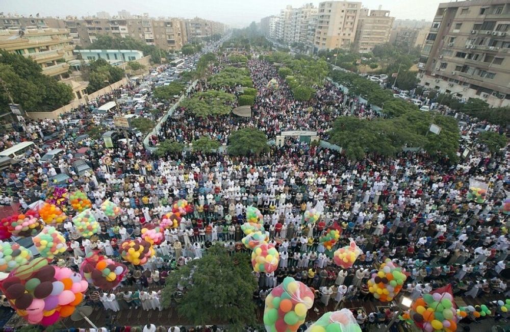 مصر.. ساحات القاهرة تكسوها البالونات خلال صلاة عيد الفطر