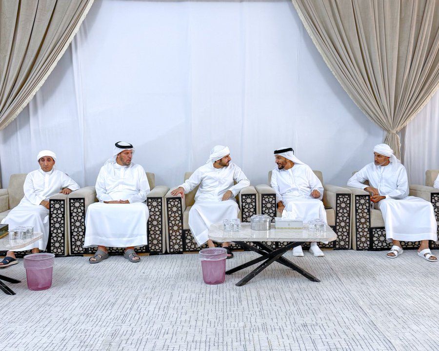 الامارات | حمدان بن محمد يقدّم واجب العزاء في وفاة عوشه بنت مكتوم