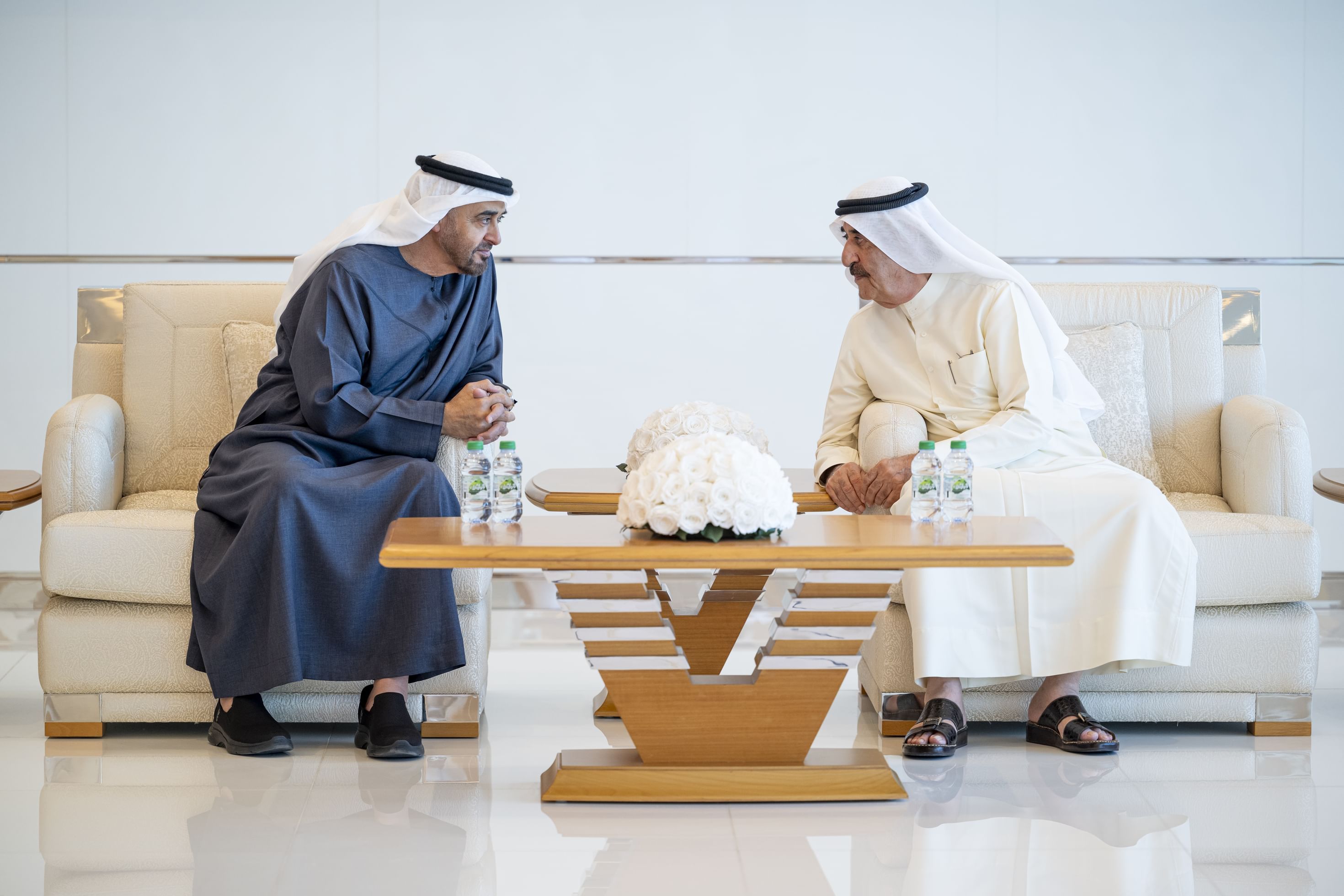 الامارات | رئيس الدولة يقدم واجب العزاء إلى حاكم أم القيوين في وفاة والدته
