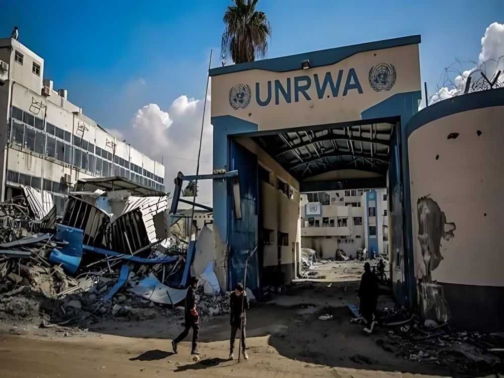 استشهاد 19 فلسطينيًا بينهم 9 أطفال بقصف إسرائيلي لعيادة "للأونروا" بغزة