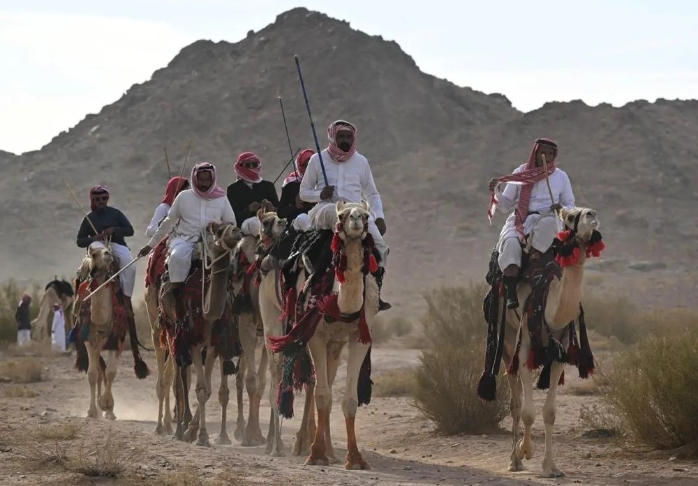 صور.. مواكب "الهجانة" تعزز فرحة الأعياد في بادية تبوك