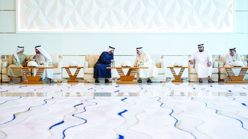 الامارات | رئيس الدولة يقدم واجب العزاء إلى حاكم  أم القيوين في وفاة والدته