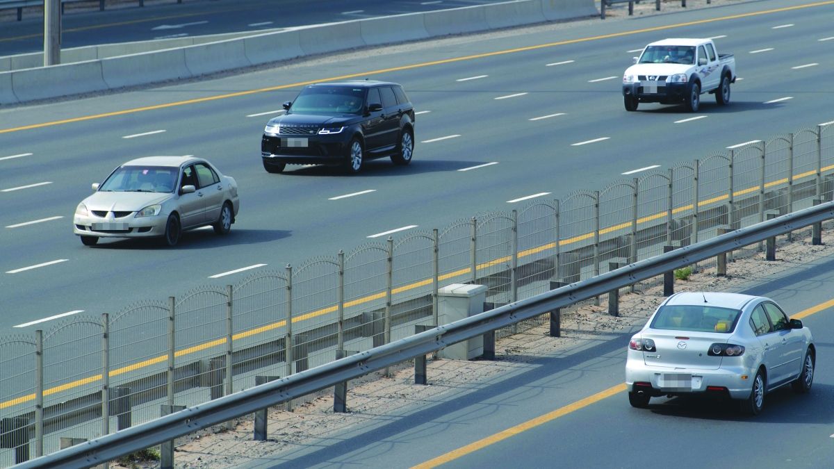 الامارات | سائقون يطالبون بتشديد عقوبة «البطء» على الطرق السريعة