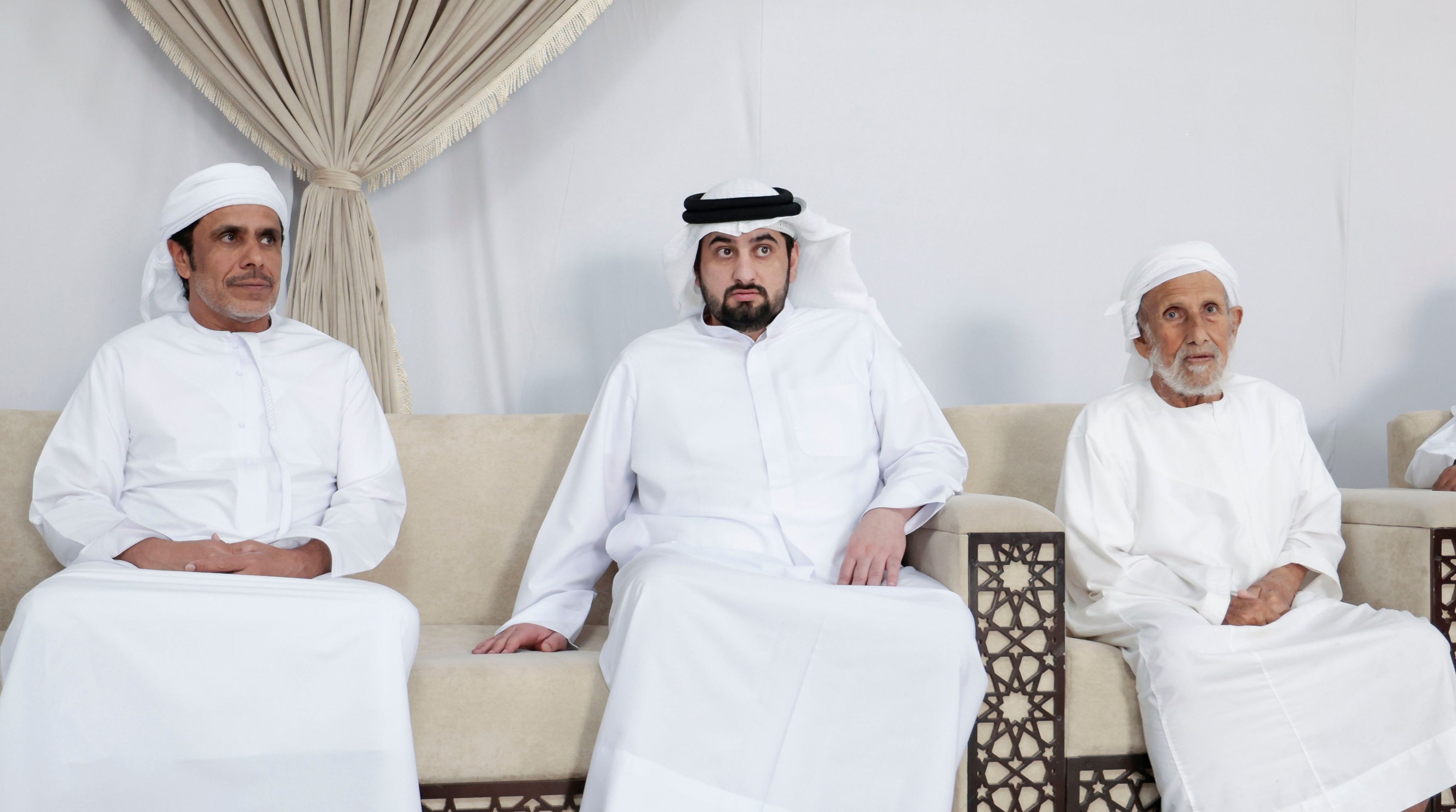 الامارات | أحمد بن محمد يقدّم واجب العزاء في وفاة مبارك سعيد مرخان