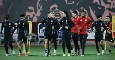 كولر يبحث مع معاونيه أمورا فنية خاصة بمباراة الأهلي والهلال بدوري الأبطال