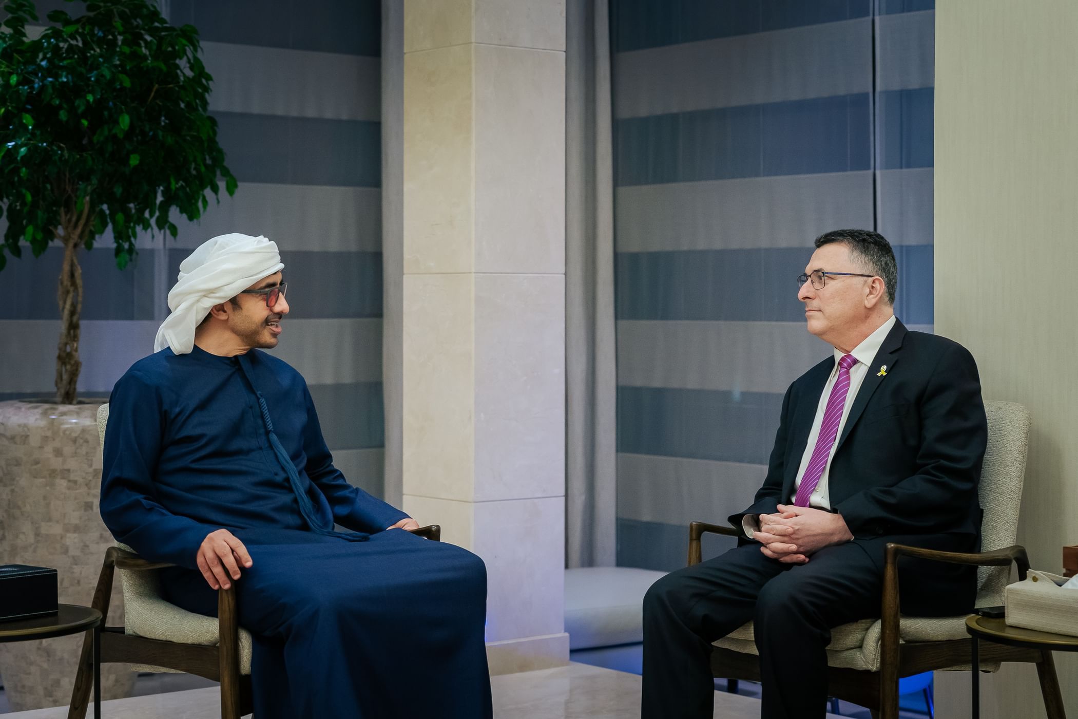 الامارات | عبدالله بن زايد يؤكد دعم الإمارات للجهود الدبلوماسية وحماية المدنيين في غزة