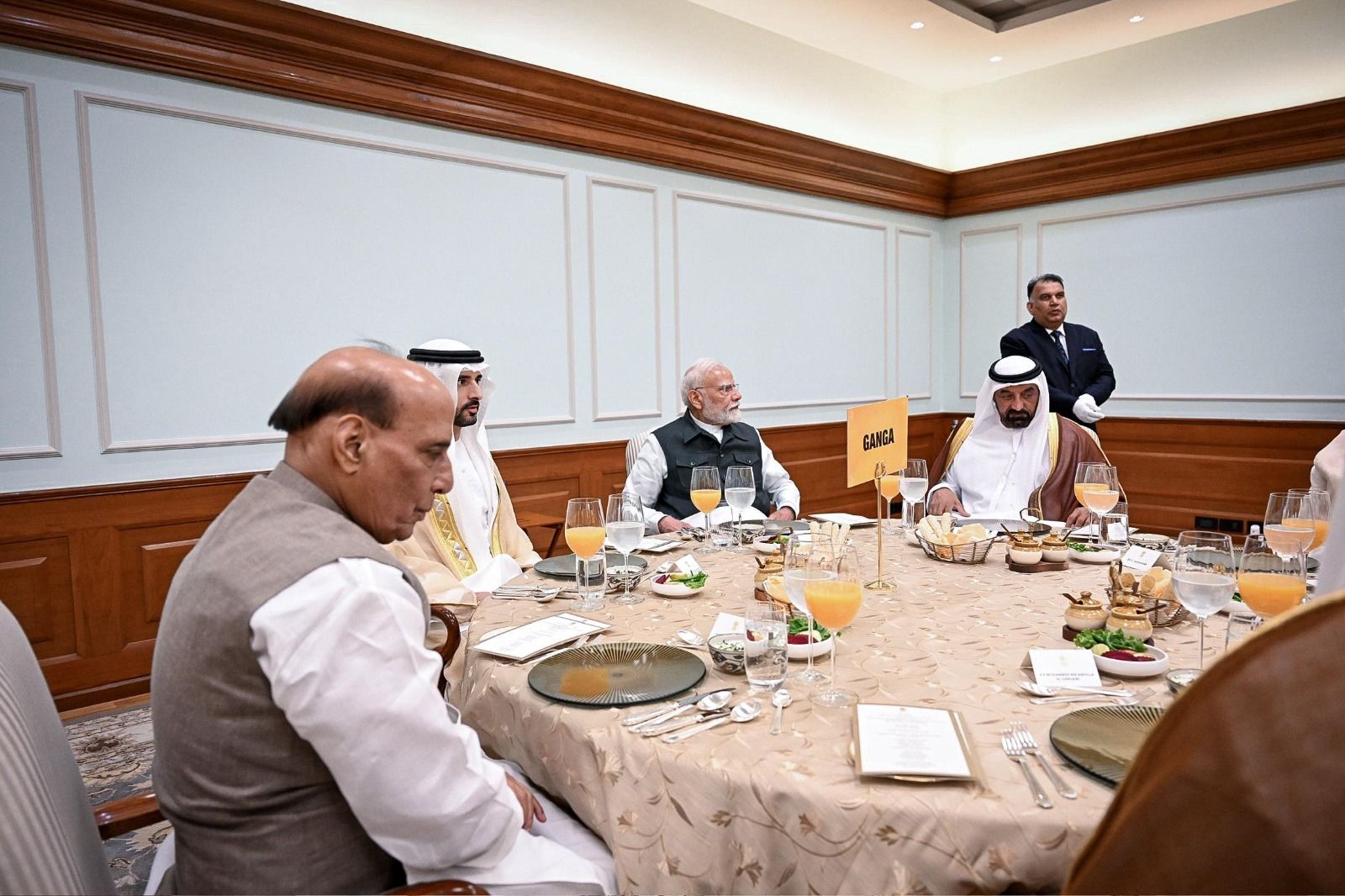 الامارات | حمدان بن محمد يحضر مأدبة غداء أقامها رئيس وزراء الهند على شرف سموّه
