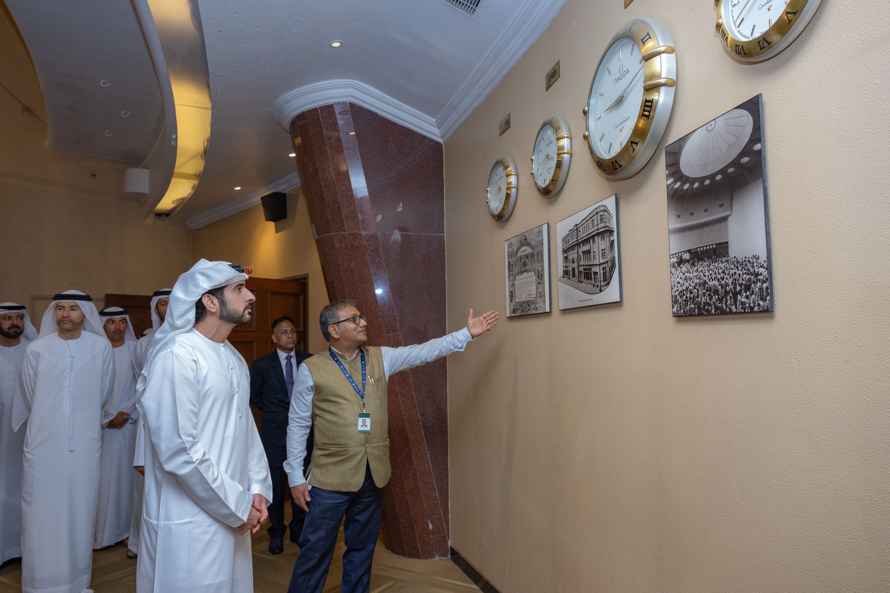 الامارات | حمدان بن محمد يزور بورصة بومباي ويقرع جرس بدء تداولاتها