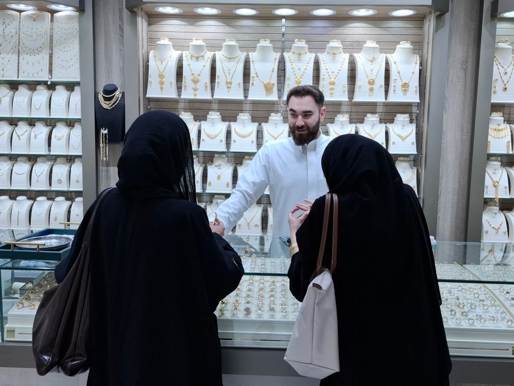 في جولة لـ«اليوم» على الأسواق.. توجه الأسر نحو الادخار في الذهب