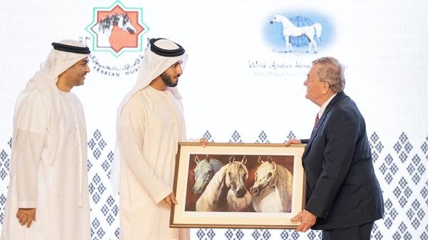 على هامش اجتماع «الواهو».. زايد بن حمد يكرم الفائزين بجائزة جمعية الإمارات للخيول العربية