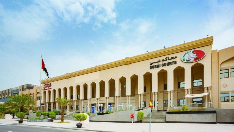 الامارات | إغماءة مفاجئة تتسبب في اصطدام 4 مركبات ودراجة