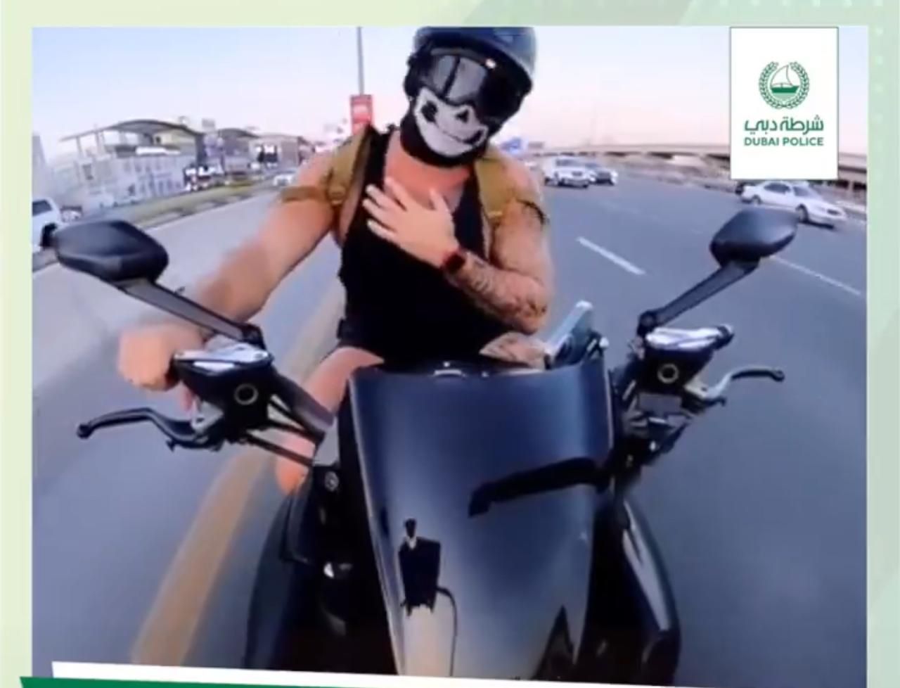 الامارات | شرطة دبي تضبط شاباً متهوراً قاد دراجته بسرعة جنونية