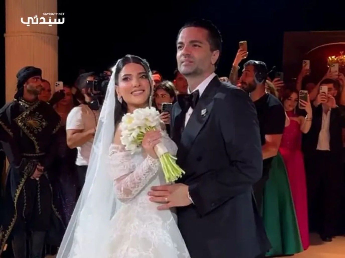 خطفت الأنظار بتصميمها الفريد ... كعكة مميزة لحفل زفاف نارين بيوتي ورامي سامو 
