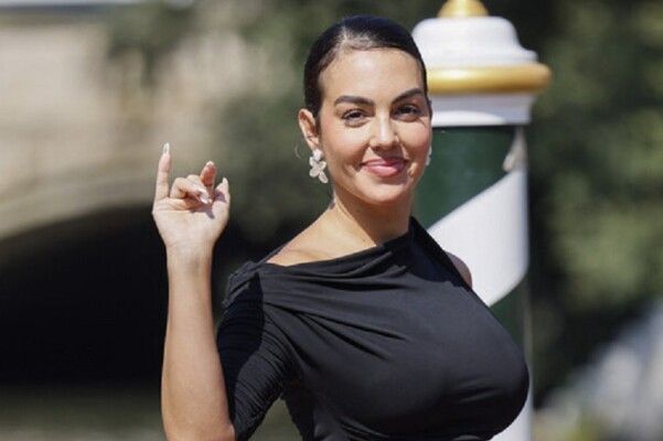 تعليق لافت لـ جورجينا رودريغيز باللغة العربية- بالصورة