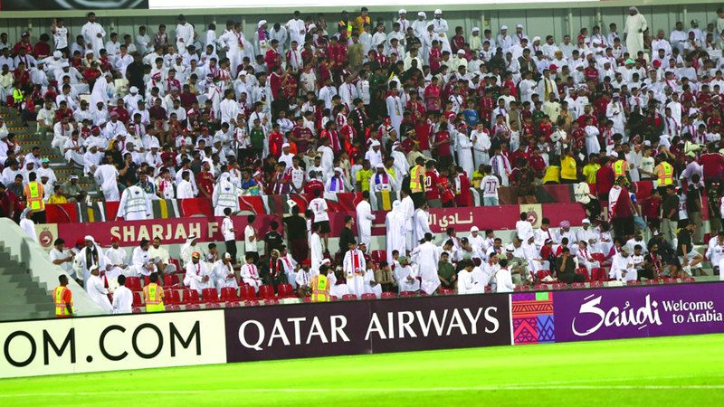 الامارات | جمهور الكرة الإماراتية يرسم لوحة رائعة في المدرجات