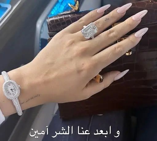 جورجينا ترتدي خاتم خطوبة وتكتب بالعربية "ابعد عنا الشر.. آمين"