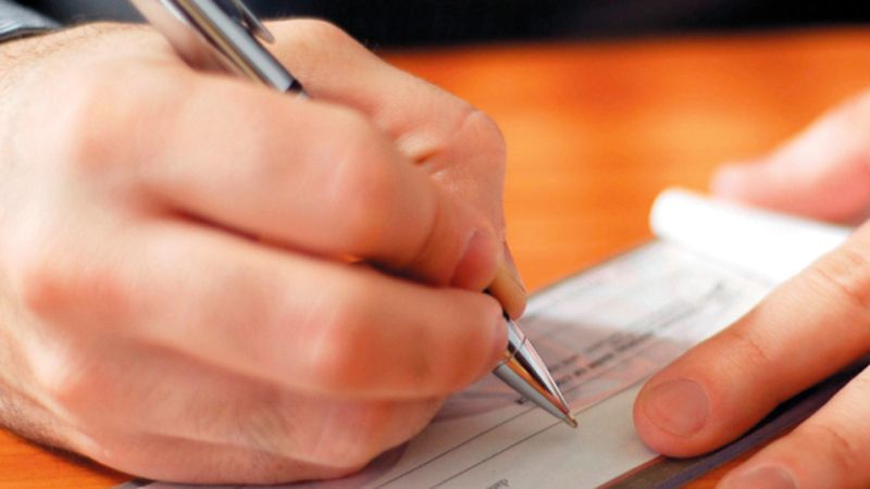 الامارات | شرطة دبي تلقي القبض على عصابة احتيال تشتري سيارات بشيكات مزورة