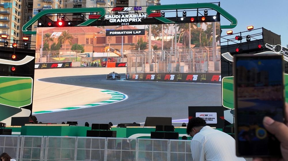 تجربة لا تنسى.. فعاليات متنوعة بمنطقة الجماهير في حلبة كورنيش جدة