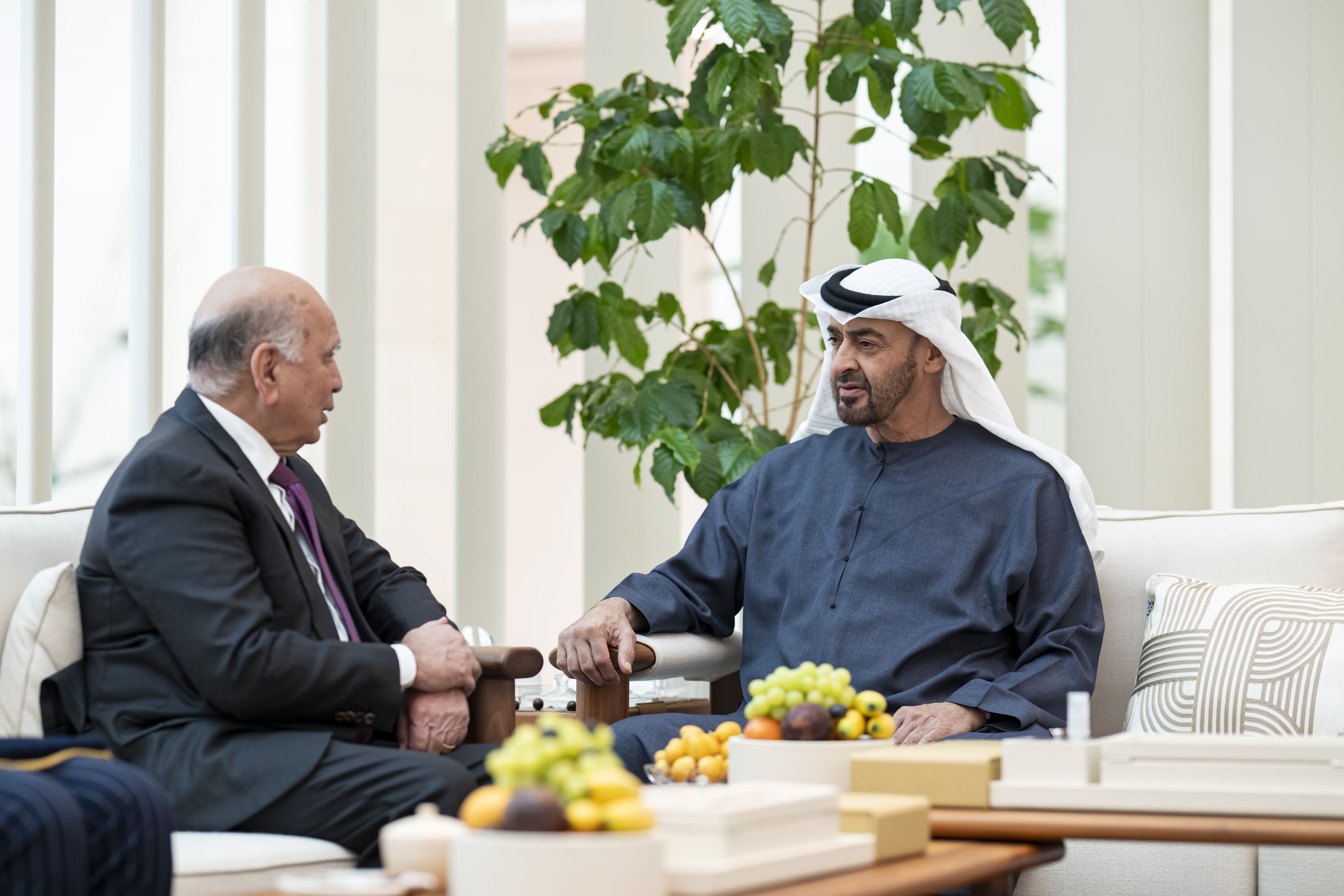 الامارات | محمد بن زايد يبحث مع وزير الخارجية العراقي تعزيز العلاقات وعدداً من القضايا الإقليمية والدولية