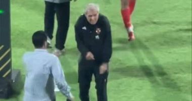 جمهور الأهلي يقذف اللاعبين وكولر بزجاجات المياه بعد وداع أفريقيا.. فيديو