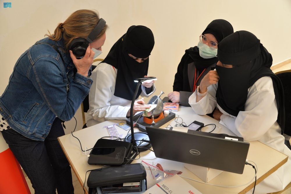 استشاريون سعوديون يُدربون أطباء من دول عديدة على الزراعات السمعية
