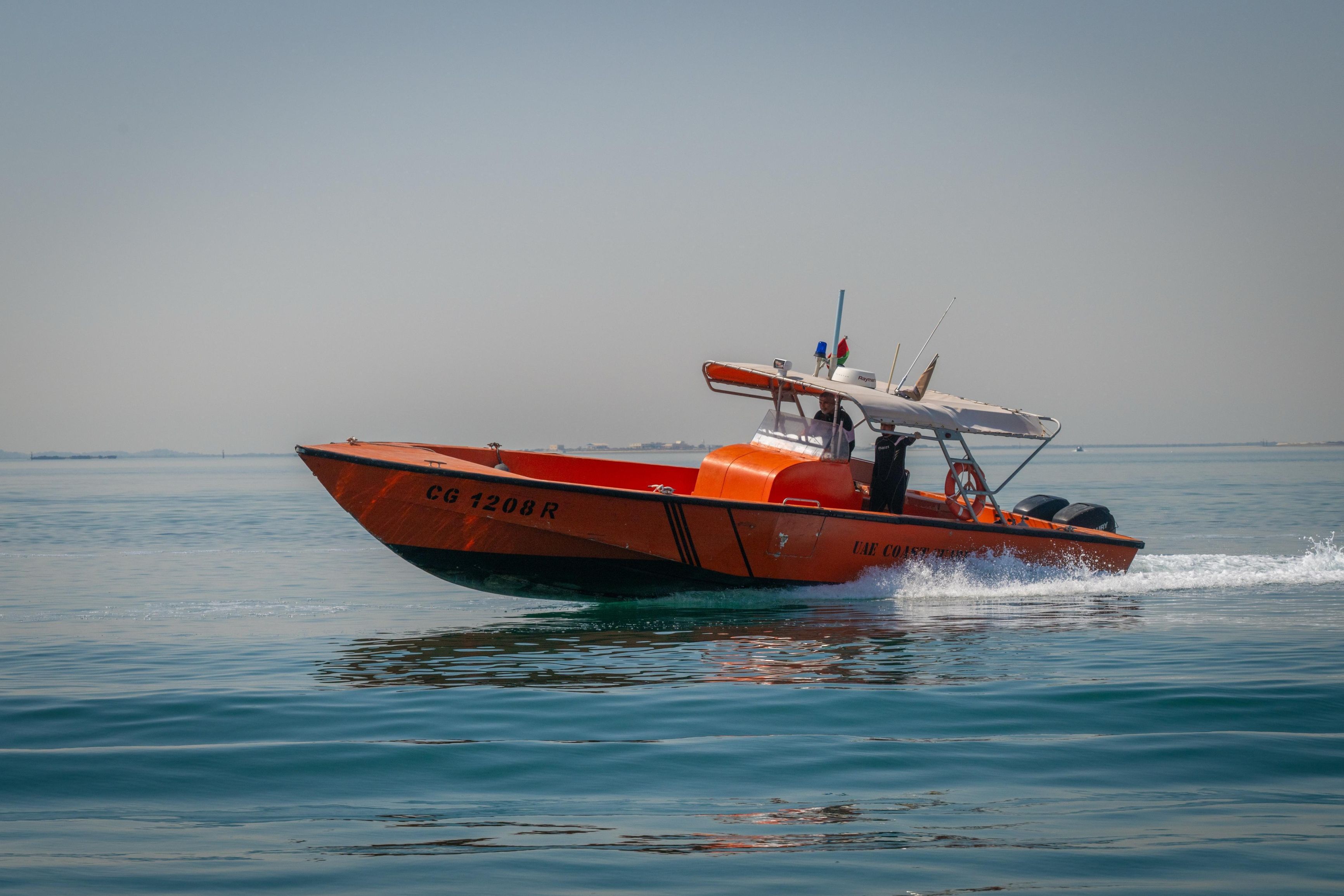 الامارات | الحرس الوطني ينقذ 10 بحّارة من حريق سفينة تجارية في عرض البحر