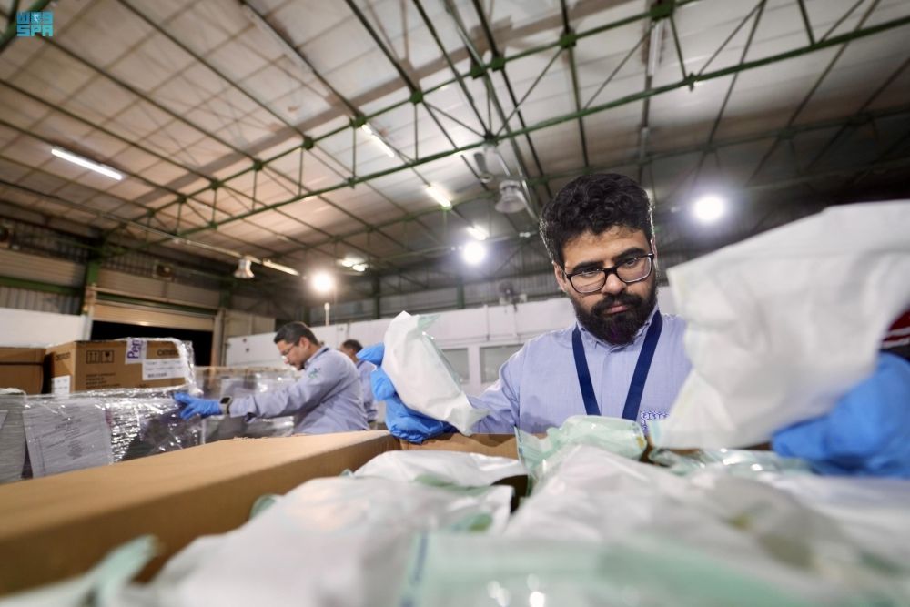 44 طنًا من الأدوية.. إنهاء إجراءات فسح أول شحنة طبية للحجاج