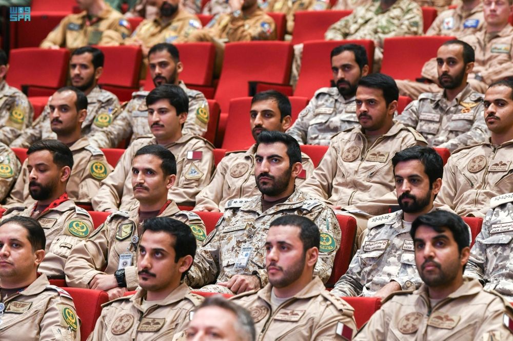 القوات الجوية تنفذ عمليات الإسناد والإنقاذ في مناورات "علم الصحراء"
