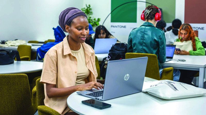 الامارات | حظر صداقة الطالب والمعلم على «التواصل»