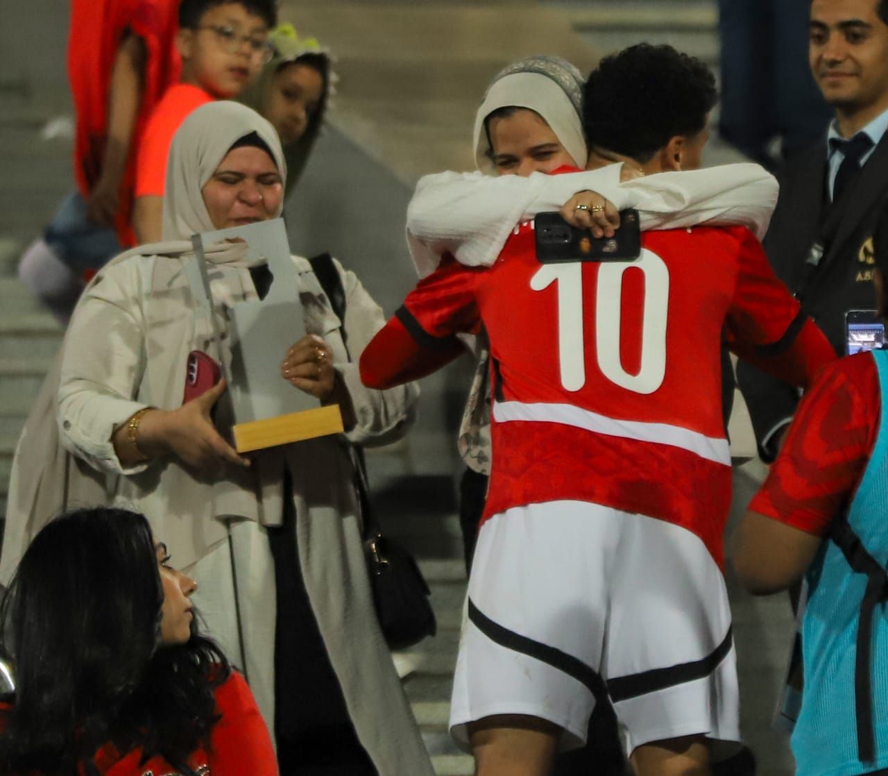 عبد الله يفوز بجائزة أفضل لاعب فى مباراة منتخب مصر وجنوب أفريقيا ويهديها لوالدته