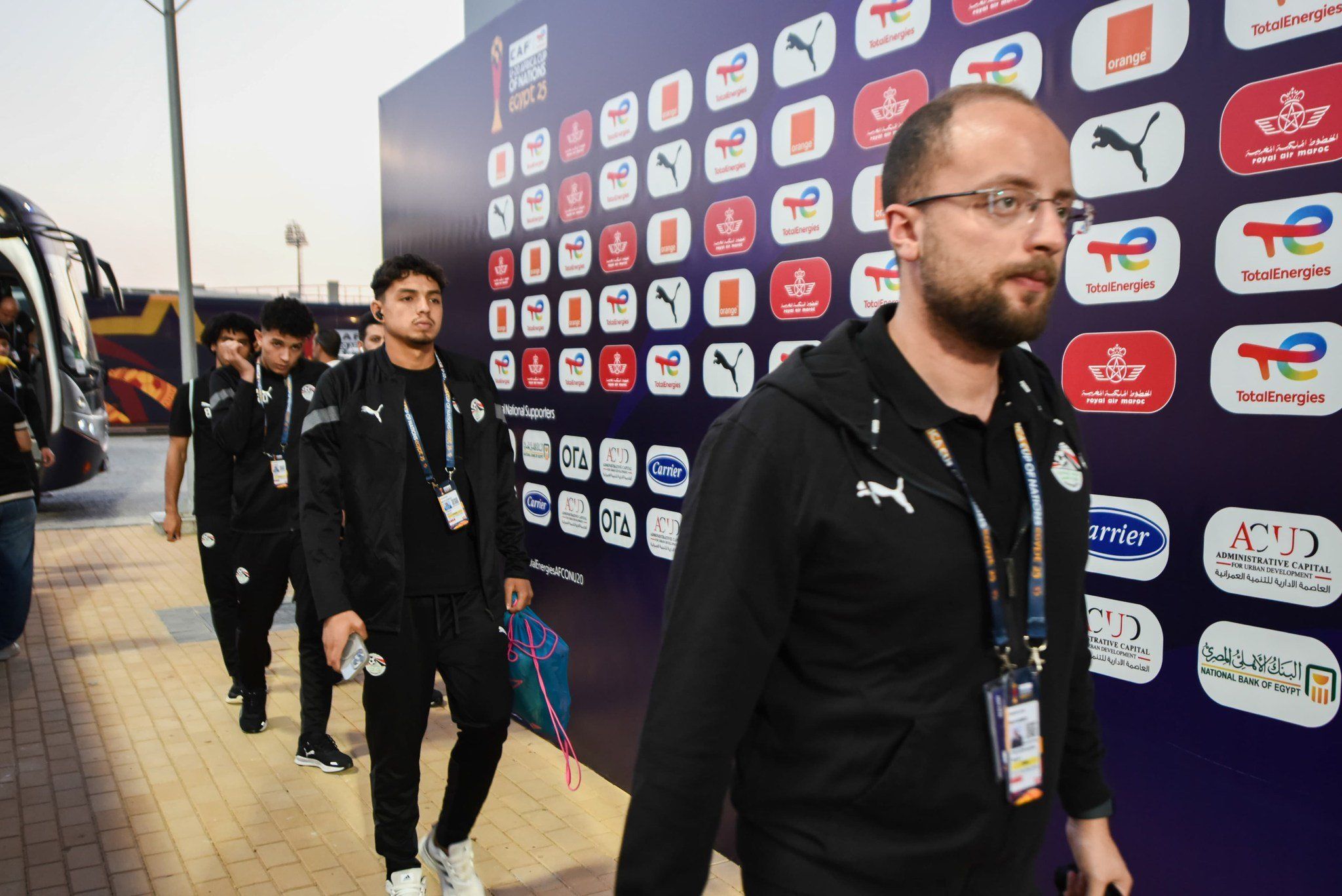 منتخب الشباب يصل استاد هيئة قناة السويس لمواجهة سيراليون.. صور