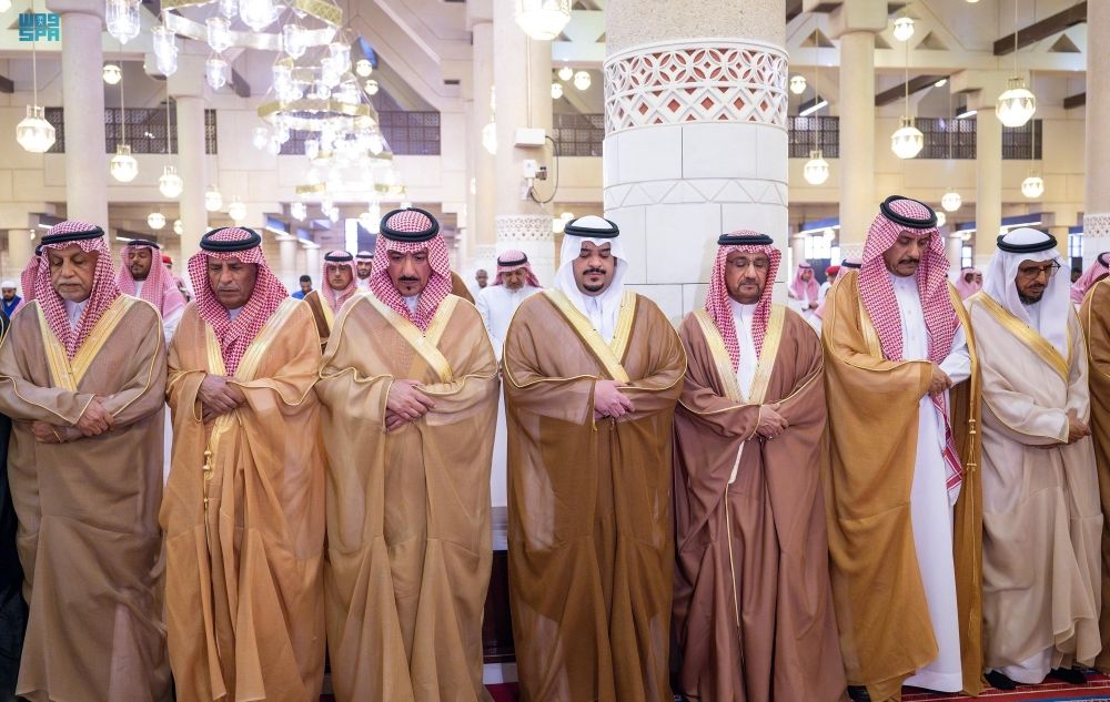 أمير الرياض ونائبه يؤديان صلاة الميت على الأمير ناصر بن فهد بن عبدالله بن سعود بن فرحان آل سعود