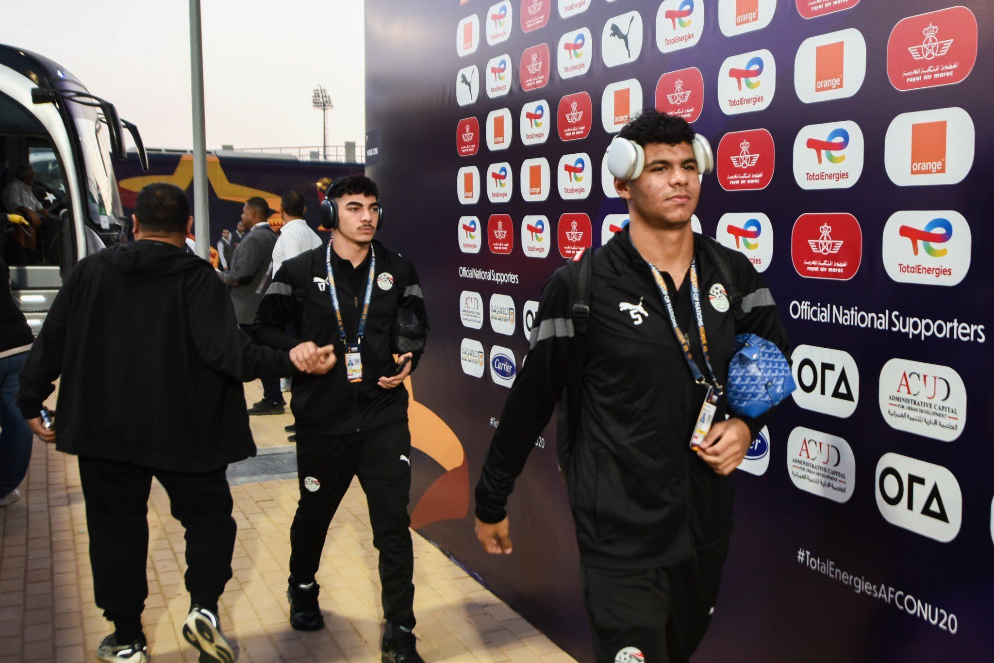 منتخب الشباب يصل استاد هيئة قناة السويس لمواجهة سيراليون.. صور
