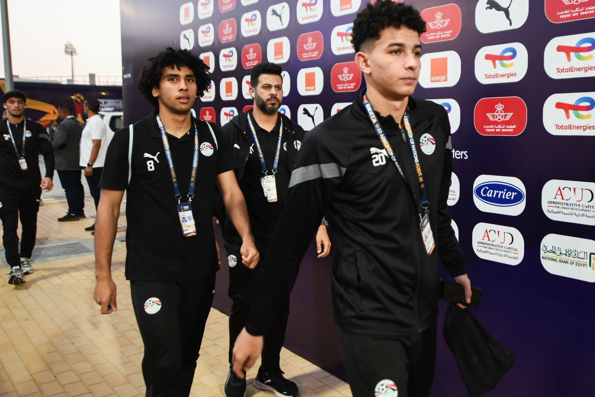 منتخب الشباب يصل استاد هيئة قناة السويس لمواجهة سيراليون.. صور
