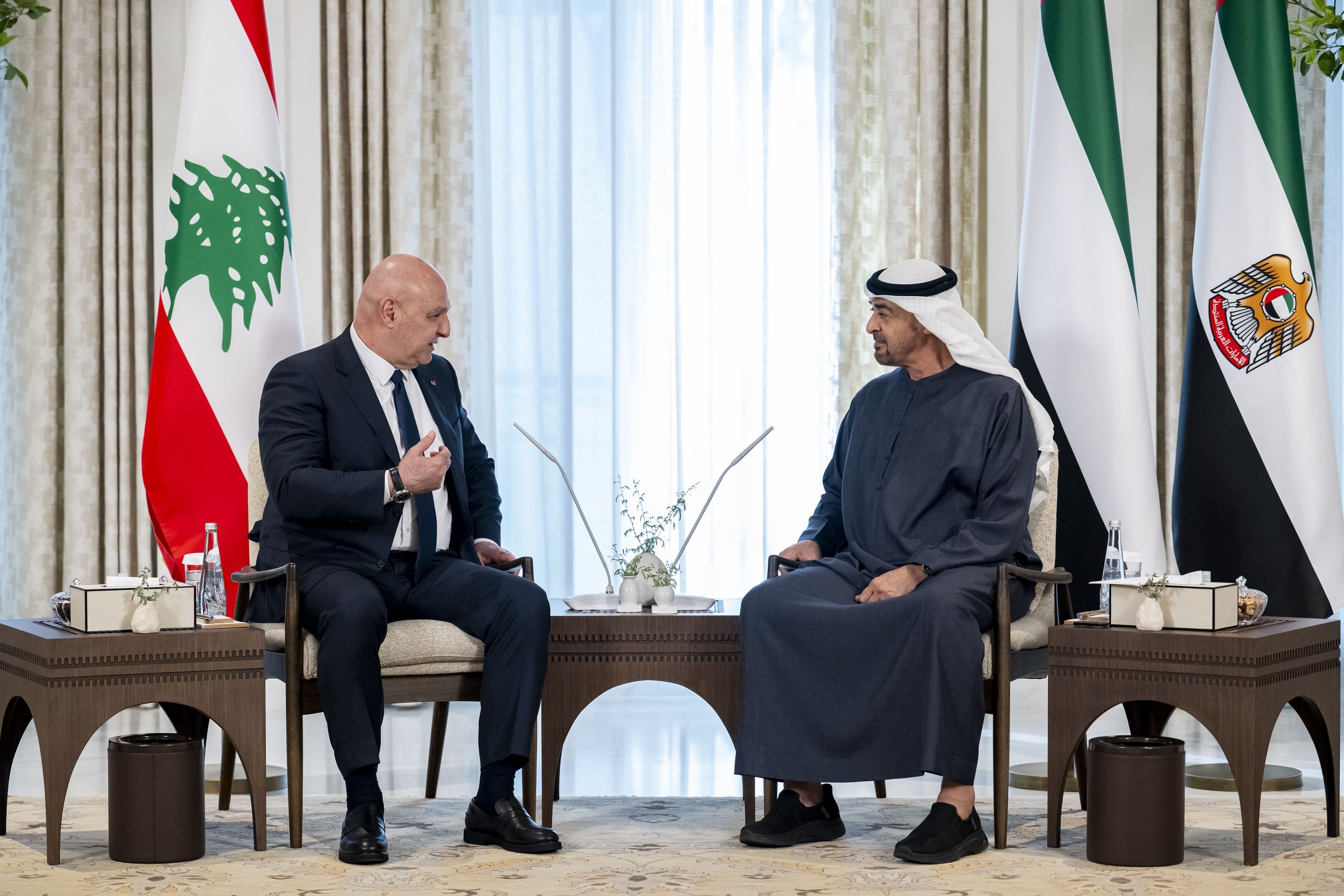 الامارات | رئيس الدولة يؤكد دعم الإمارات كل ما يحقق تطلعات الشعب اللبناني نحو الاستقرار والتنمية