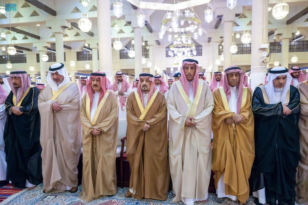 أمير الرياض ونائبه يؤديان صلاة الميت على الأمير ناصر بن فهد بن عبدالله بن سعود بن فرحان آل سعود