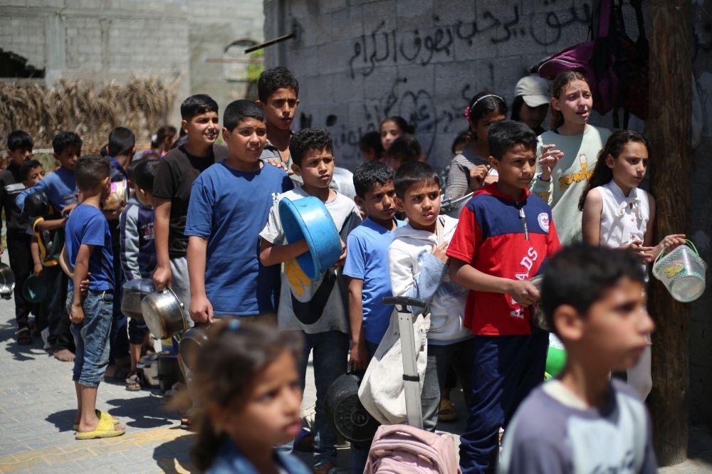 مفوض حقوق الإنسان يدعو العالم إلى منع وقوع كارثة إنسانية في غزة