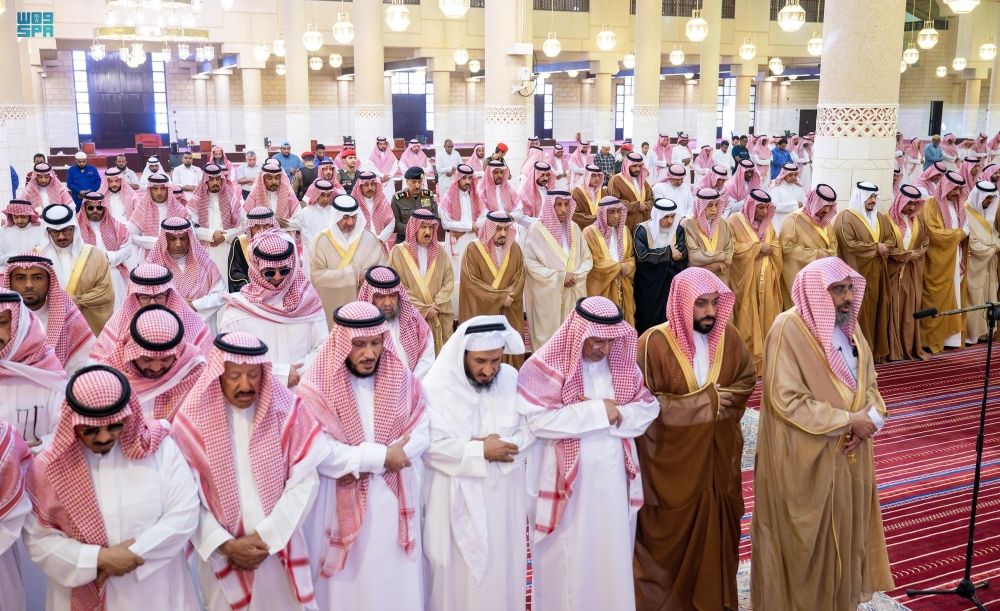 أمير الرياض ونائبه يؤديان صلاة الميت على الأمير ناصر بن فهد بن عبدالله بن سعود بن فرحان آل سعود