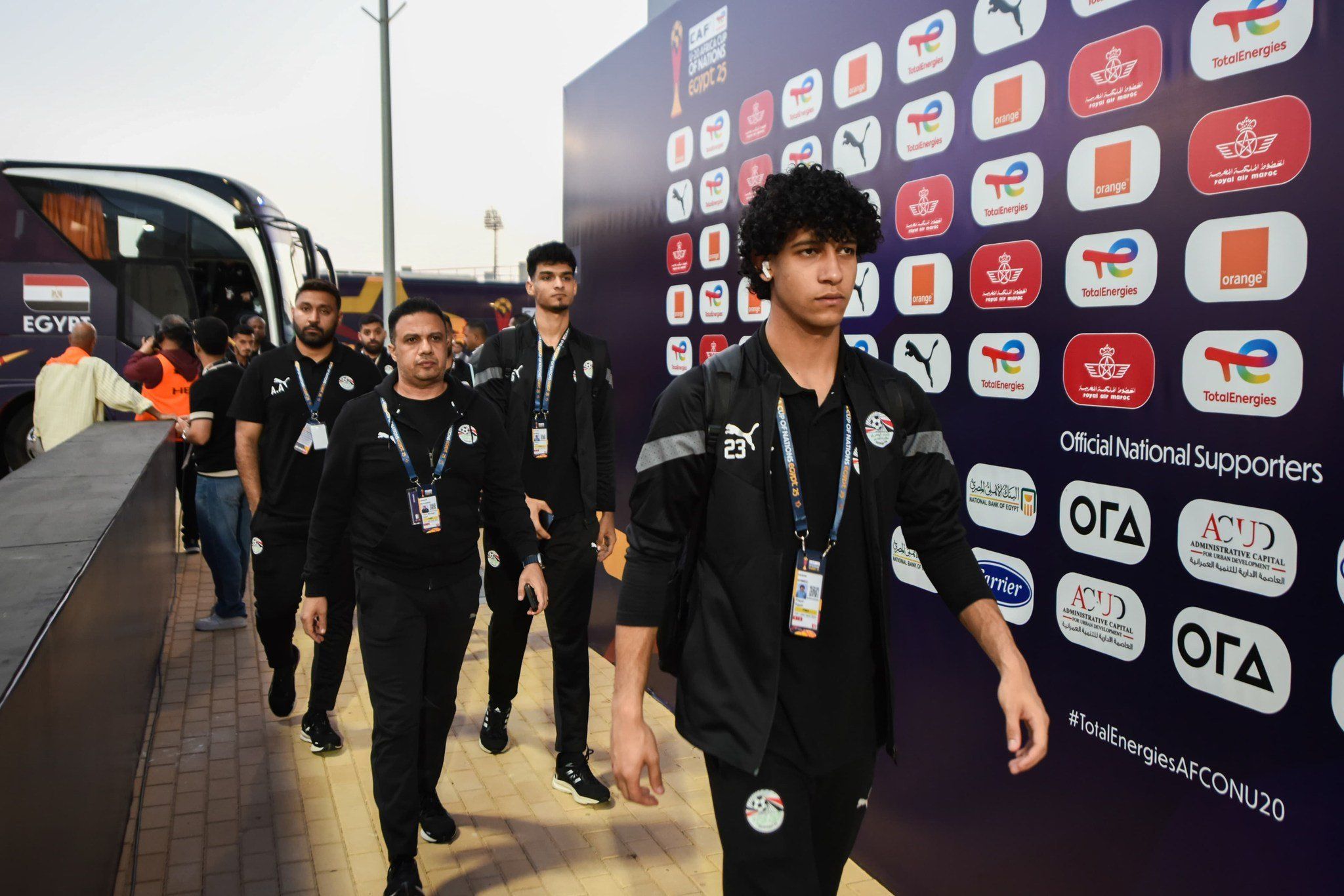 منتخب الشباب يصل استاد هيئة قناة السويس لمواجهة سيراليون.. صور