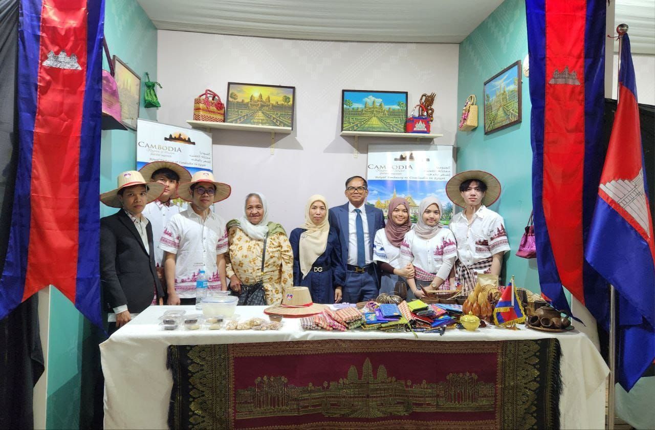 سفير كمبوديا يتفقد معرض "ديارنا زهور الربيع" بحضور أفراد جالية المملكة