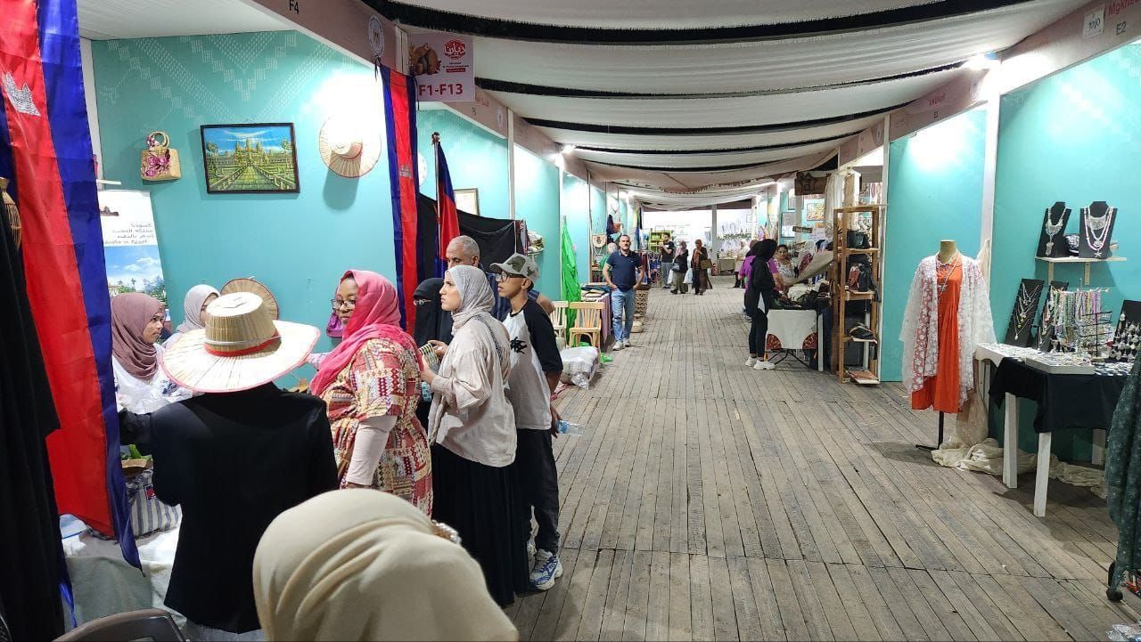 سفير كمبوديا يتفقد معرض "ديارنا زهور الربيع" بحضور أفراد جالية المملكة