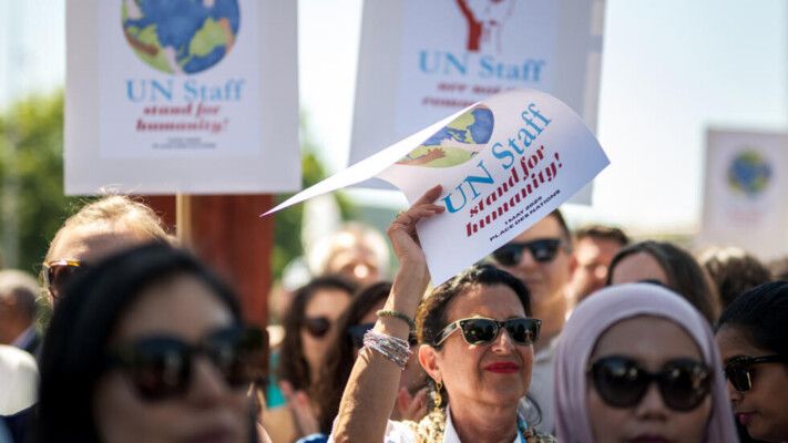 موظفو الامم المتحدة يتظاهرون في جنيف احتجاجا على اقتطاعات التمويل