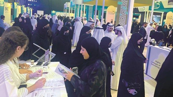 700 شاغر وظيفي للمواطنين في اليوم الأول لمعرض «طموح الظفرة للتوظيف»
