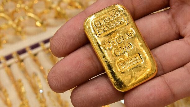 سعر الذهب يتراجع ليسجّل 3233 دولارًا للأونصة وسط مؤشرات على تقدم محتمل في محادثات التجارة