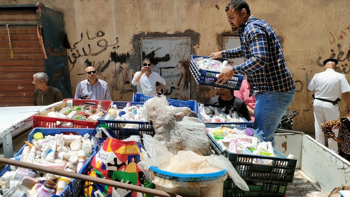 ضبط 8 أطنان مواد غذائية منتهية الصلاحية خلال حملة فى إمبابة.. صور