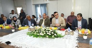 وزير الإسكان بعقد اجتماعا مع الشركات العاملة بحدائق تلال الفسطاط لمتابعة المشروع